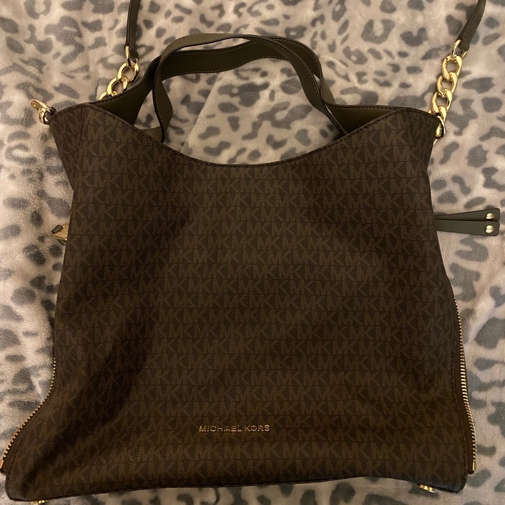 NEVER CARRIED BRAND NEW Michael Kors Bag